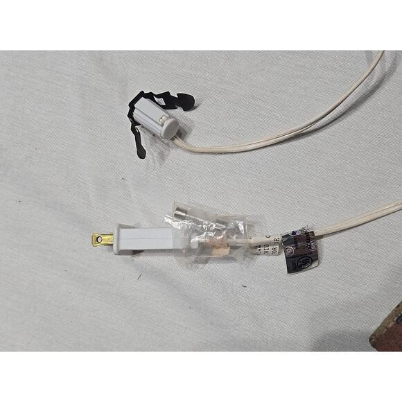 Vtg Dickens Keepsake Porcelain Red Brick Lighted House O’Well Balcony Turret Box - Picture 7 of 7